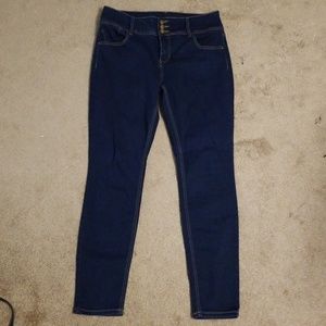 D. Jeans skinny blue jeans.